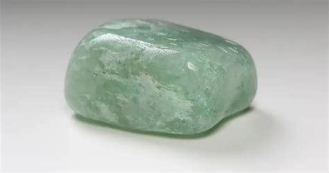  Jadeite: De Ongeziene Sterkte van een Groene Edelsteen in de Aerospaceindustrie!